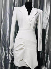 Klassisches, unregelmäßig plissiertes Slim-Fit-Minikleid mit Anzugkragen (ohne Gürtel)